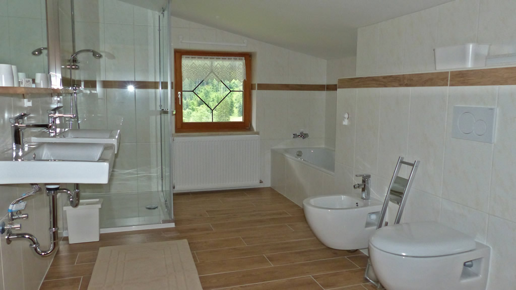 neu renoviertes Badezimmer mit Bidet, Badewanne, Doppelwaschbecken